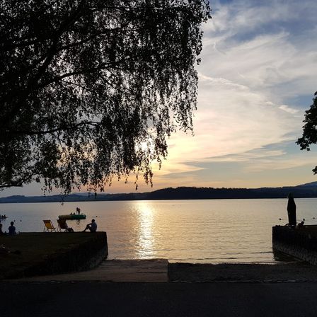 Bild enthält, Nature, Outdoors, Scenery, Tree, Water, Waterfront, Landscape, Sky, Lake, Vegetation