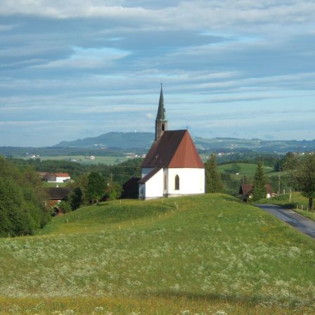 Bild enthält, Field, Grassland, Nature, Outdoors, Building, Spire, Grass, Countryside, Lawn, Mound