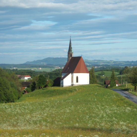 Bild enthält, Field, Grassland, Nature, Outdoors, Building, Spire, Grass, Countryside, Lawn, Mound