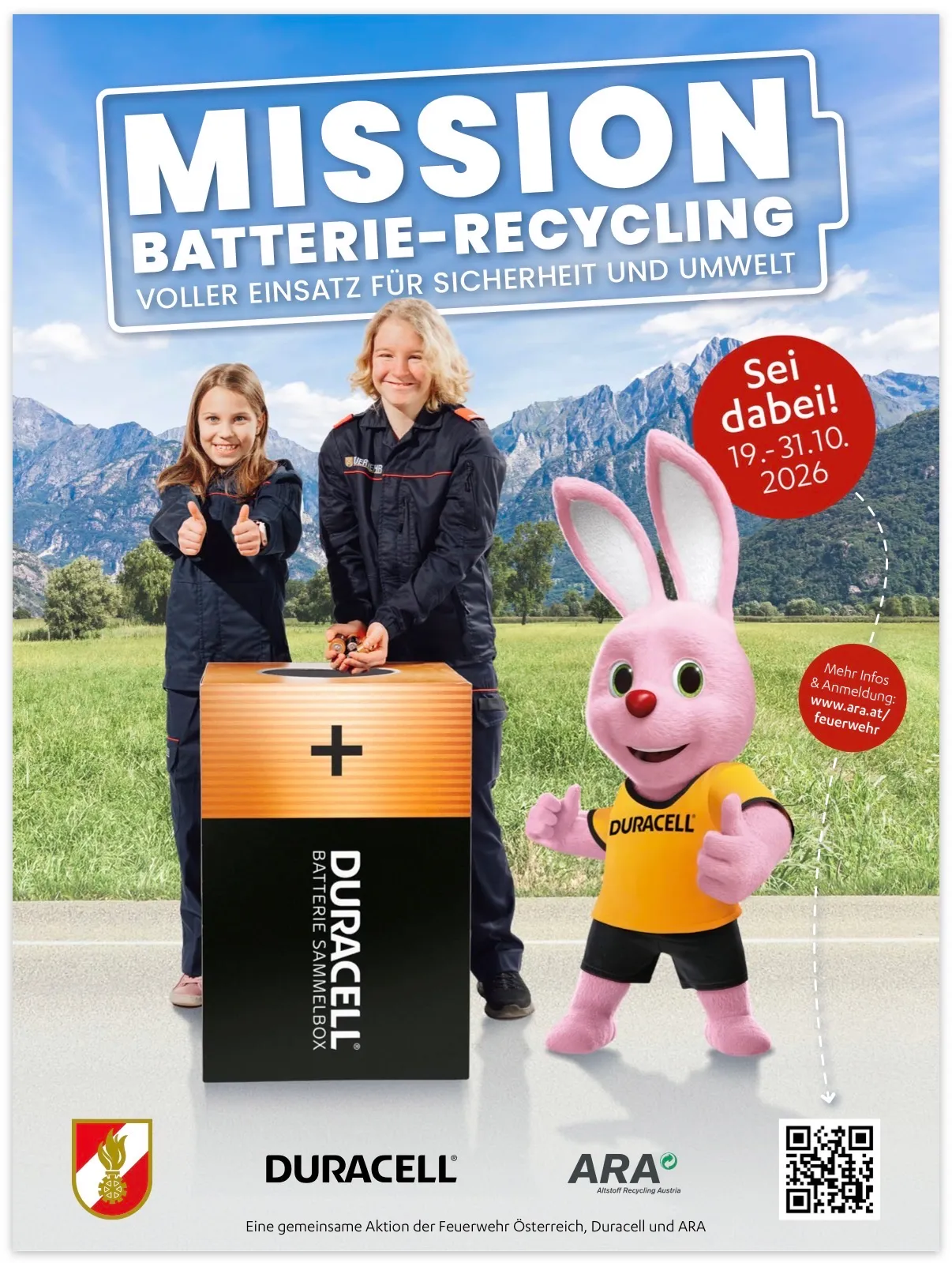 Ein Werbeplakat für Mission Batterie-Recycling, das einen Hasen-Maskottchen, zwei Frauen und einen Batterie-Sammelbehälter zeigt.