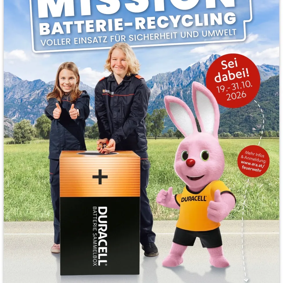 Ein Werbeplakat für Mission Batterie-Recycling, das einen Hasen-Maskottchen, zwei Frauen und einen Batterie-Sammelbehälter zeigt.