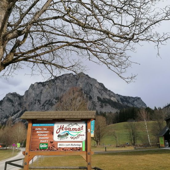 Bild enthält, Tree, Building, Outdoors, Shelter, Fir, Countryside, Hut, Nature, Grassland, Scenery