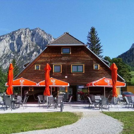 Bild enthält, Building, Outdoors, Shelter, Nature, Scenery, Hotel, Resort, Grass, Housing, House