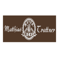 Ein braunes quadratisches Logo mit den Worten Matthias Trattner Mehl in weißer Schrift, mit einem stilisierten Mais-Design in der Mitte.