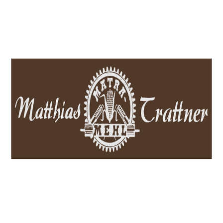 Ein braunes quadratisches Logo mit den Worten Matthias Trattner Mehl in weißer Schrift, mit einem stilisierten Mais-Design in der Mitte.