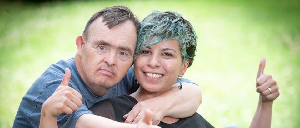 Bild enthält, Finger, Hand, Person, Photography, Portrait, People, Adult, Male, Man, Grass