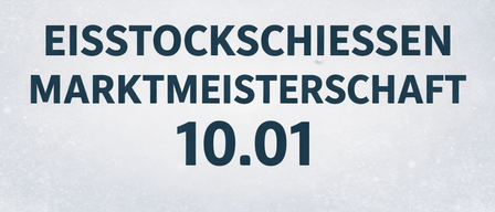 Eine Eisbahn mit zwei Curlingsteinen auf dem Eis. Der Text lautet 'Eisstockschießen Marktmeisterschaft 10.01'. Die Bahn ist mit Schnee bedeckt.