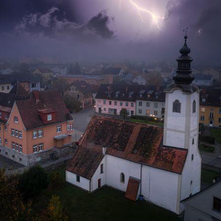 Bild enthält, Outdoors, Nature, Neighborhood, Metropolis, Building, Housing, Roof, Weather, Spire, Car