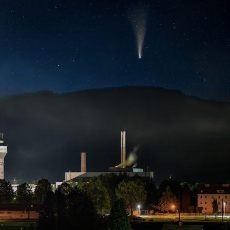 Bild enthält, Nature, Outdoors, Architecture, Building, Astronomy, Outer Space, Night, Comet, Tower