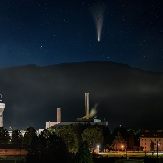 Bild enthält, Nature, Outdoors, Architecture, Building, Astronomy, Outer Space, Night, Comet, Tower