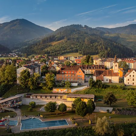 Bild enthält, Outdoors, Building, Cityscape, Urban, Neighborhood, Nature, City, Countryside, Housing, Car