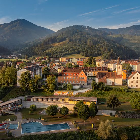 Bild enthält, Outdoors, Building, Cityscape, Urban, Neighborhood, Nature, City, Countryside, Housing, Car