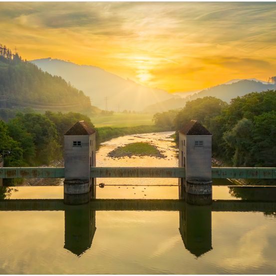 Bild enthält, Outdoors, Water, Nature, Scenery, Sky, Architecture, Building, Shelter, Waterfront