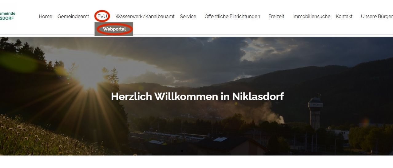 Eine Webseite zeigt eine Berglandschaft mit einer Bahnstrecke und Bäumen. Es steht 'Herzlich Willkommen in Niklasdorf'. Oben links befindet sich ein Logo mit dem Text 'EVU Webportal'. Das obere Menü enthält Links zu 'Wasserwerk/Kanalbauamt', 'Service', 'Öffentliche Einrichtungen', 'Freizeit' und 'Immobilien'.