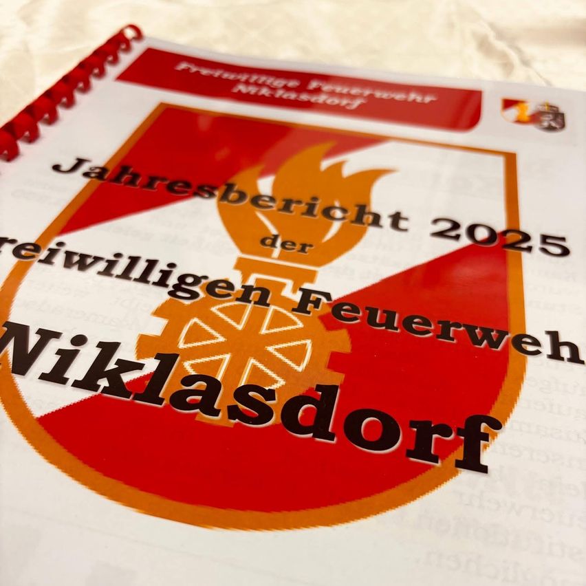 Ein Ausschnitt eines Dokumentdeckels mit dem Titel Jahresbericht 2025 der Freiwilligen Feuerwehr Niklasdorf, mit einem Logo, das eine Flamme und ein Zahnrad zeigt.