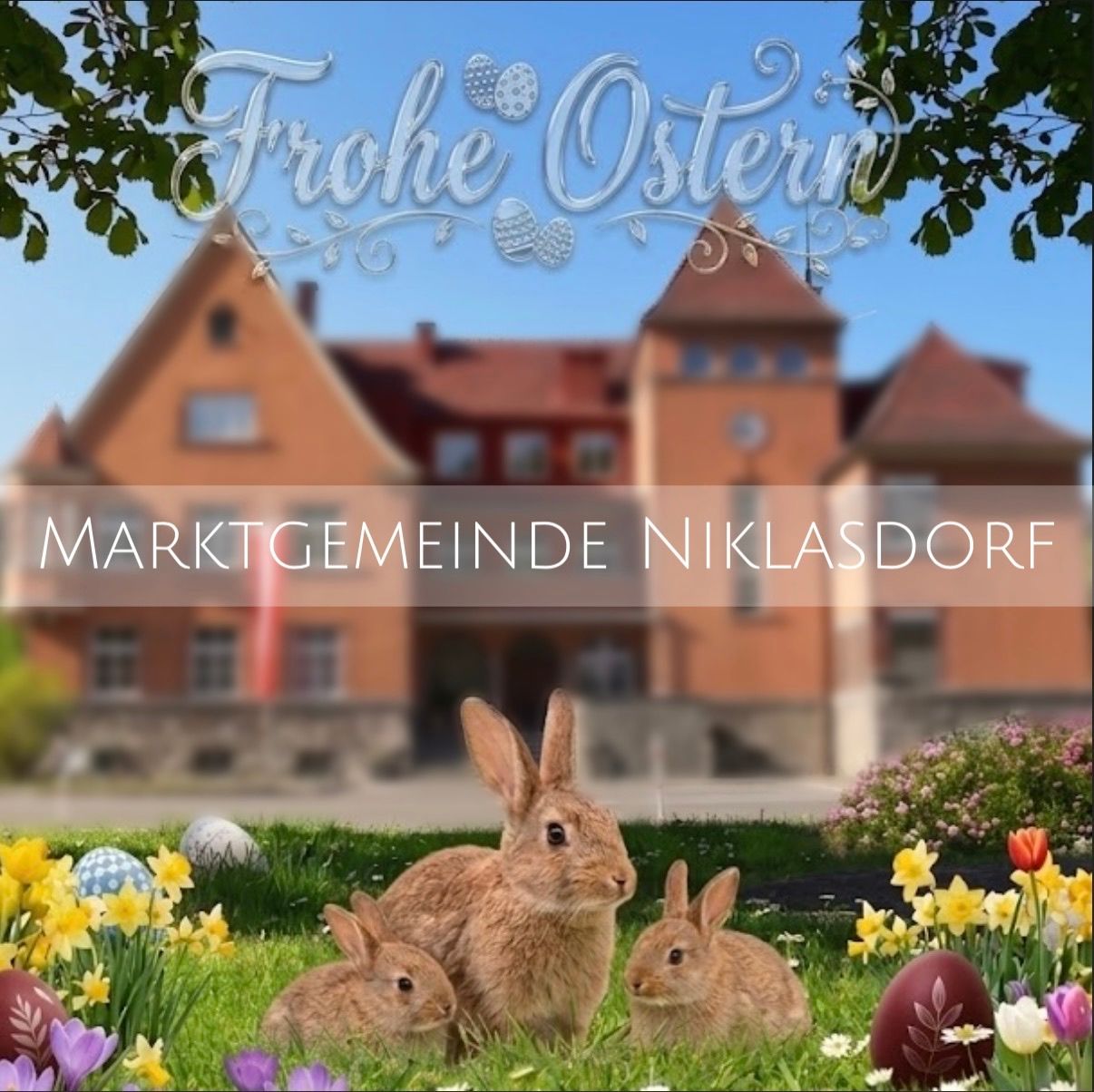 Drei Kaninchen vor einem Haus mit Blumen und Eiern auf dem Rasen. Es steht 'Frohe Ostern' und 'Marktgemeinde Niklasdorf'.