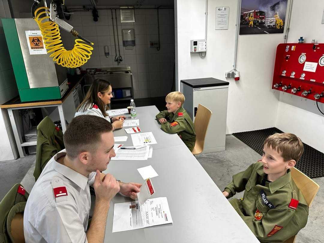 Bild enthält, Person, Female, Girl, Teen, Boy, Child, Male, Face, Officer, Police Officer