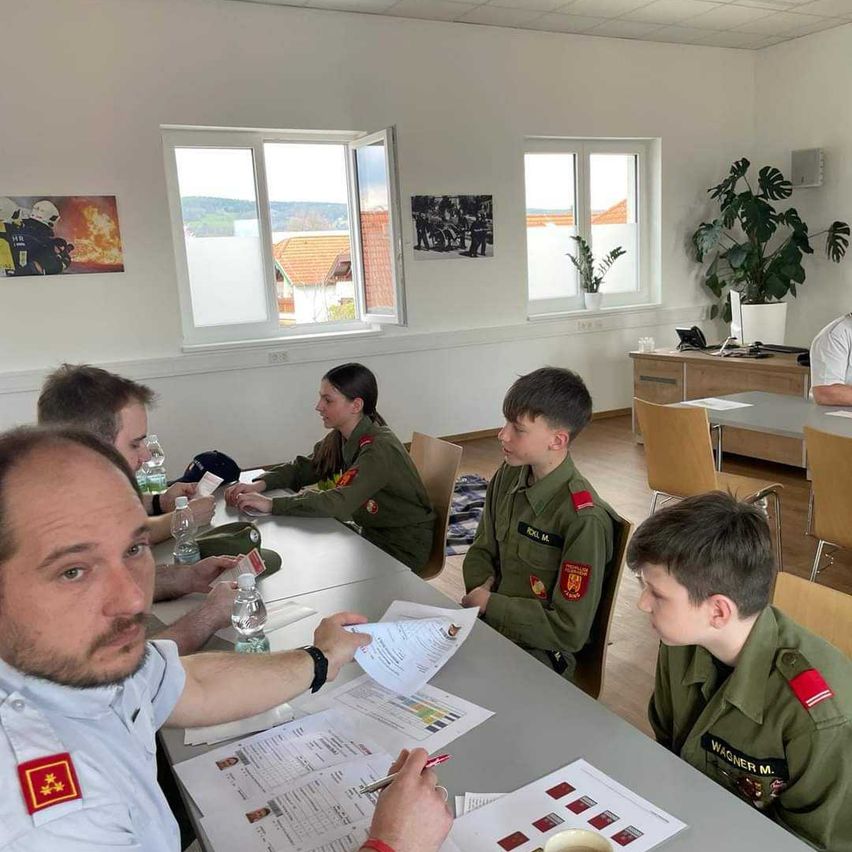 Bild enthält, Pen, Adult, Male, Man, Person, Boy, Child, Officer, Police Officer, Face