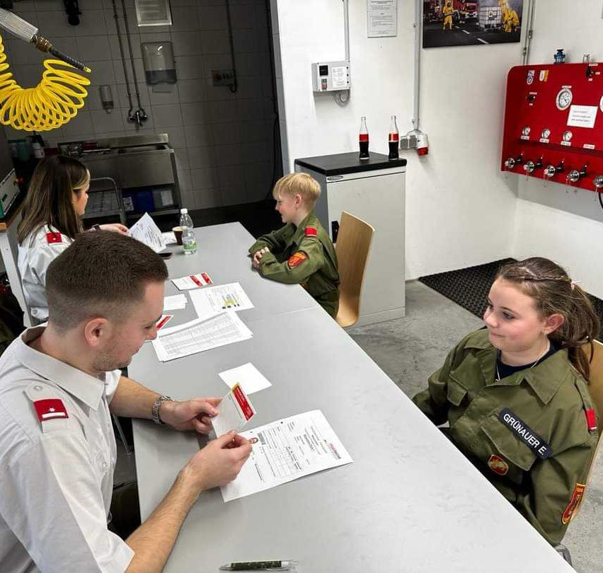 Bild enthält, Adult, Male, Man, Person, Boy, Child, Officer, Police Officer, Face, Head