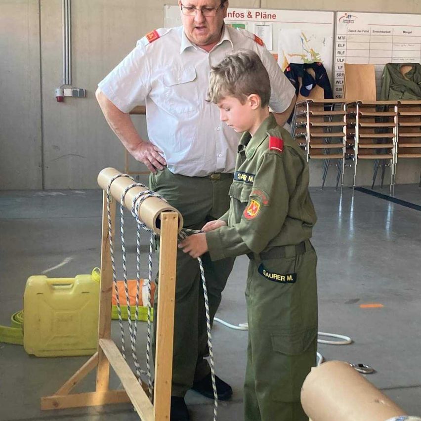 Bild enthält, Boy, Child, Male, Person, Adult, Man, Face, Head, Officer