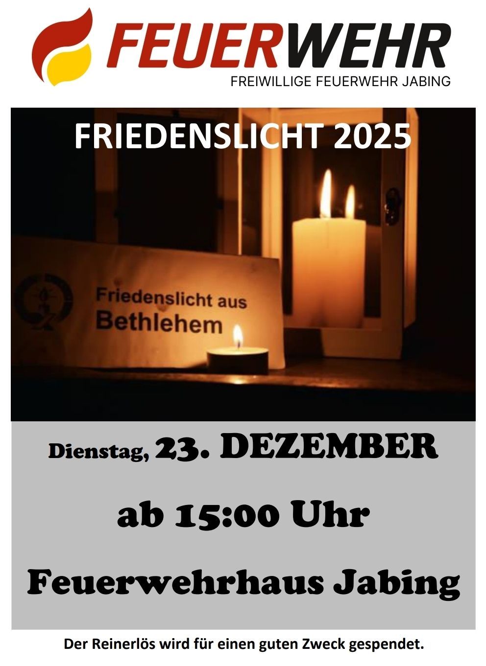 Ein Bild zeigt zwei Kerzen mit dem Text 'Friedenslicht 2025'. Darunter befindet sich ein Schild mit der Aufschrift 'Friedenslicht aus Bethlehem' und 'Dienstag, 23. Dezember ab 15:00 Uhr'. Die Kerzen sind angezündet und auf einem dunklen Hintergrund platziert.