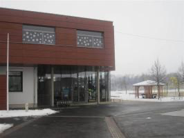 Bild enthält, Office Building, Terminal, Airport, City, Urban, Street, Outdoors, Shelter, Convention Center, Factory