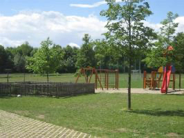 Bild enthält, Grass, Nature, Outdoors, Park, Plant, Outdoor Play Area, Play Area, Backyard, Vegetation, Woodland