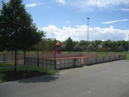 Bild enthält, Road, Grass, Nature, Outdoors, Park, Plant, Fence