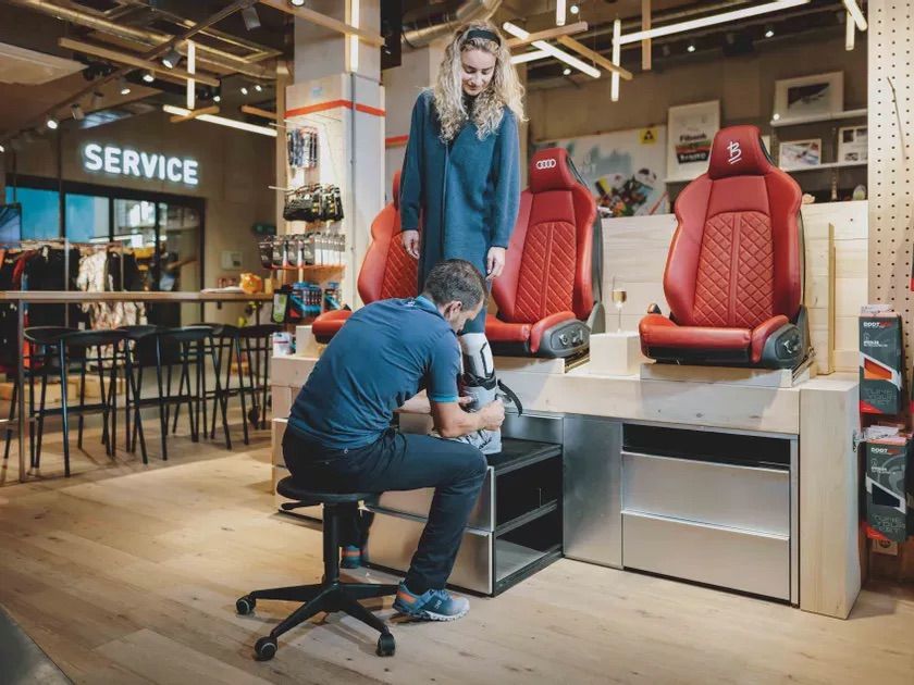 Bild enthält, Indoors, Furniture, Chair, Coat, Adult, Male, Man, Person, Female, Woman