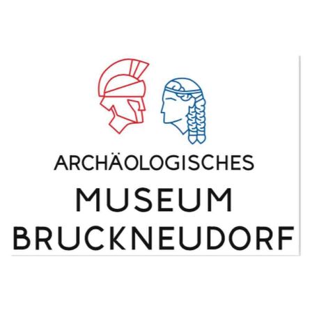 Das Logo des Archäologischen Museums Bruckneudorf zeigt einen stilisierten Kriegerhelm und das Profil einer Frau. Der Text lautet 'ARCHAOLOGISCHES MUSEUM BRUCKNEUDORF'.