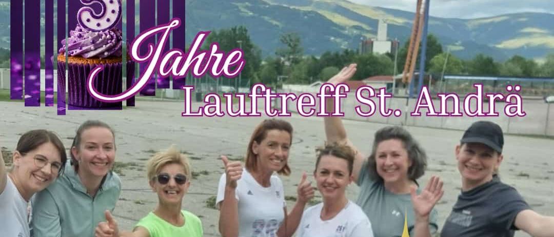 Eine Gruppe von Frauen in Sportbekleidung posiert für ein Foto mit einem Kuchen und Textüberlagerung, die 5 Jahre von Lauftreff St. Andra feiert.