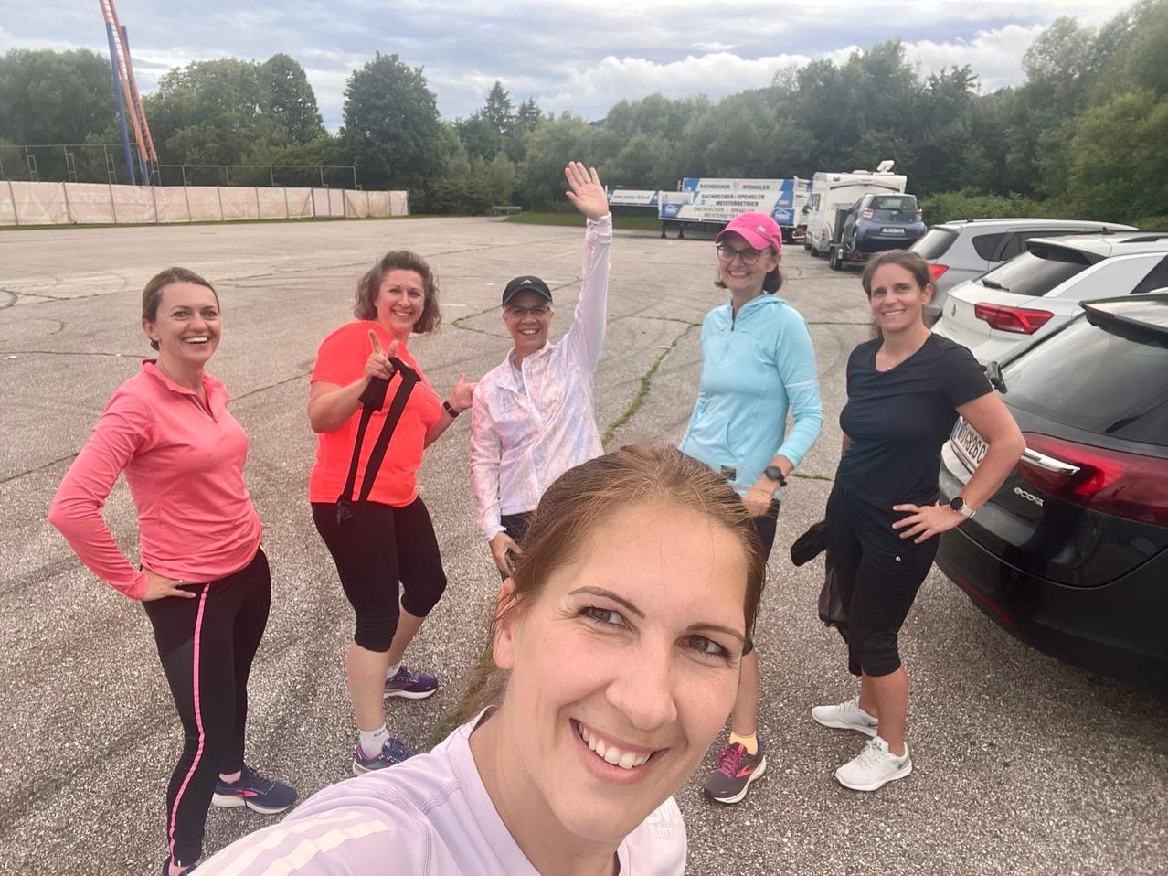 Bild enthält, People, Person, Photobombing, Female, Girl, Teen, Glasses, Head, Shorts, Face