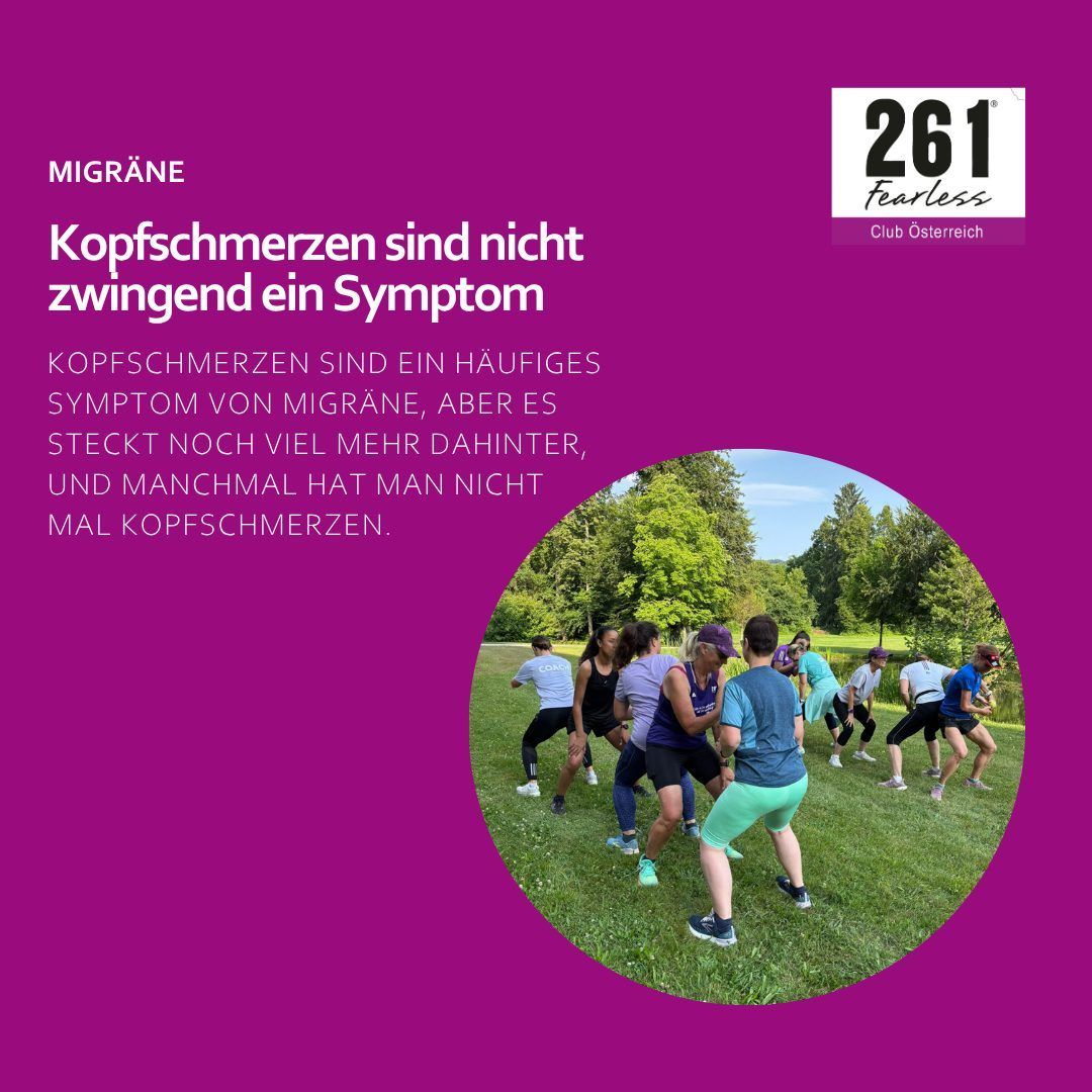 Eine Gruppe von Menschen trainiert im Freien in einem Park an einem sonnigen Tag. Das Bild hat einen violetten Rand mit weißem Text in der oberen linken Ecke.