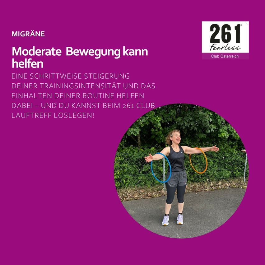 Eine Frau übt draußen Hula-Hoop. Lila Hintergrund mit weißem Text, der 'Migräne Moderate Bewegung kann helfen' lautet. Rechts oben befindet sich ein Logo.