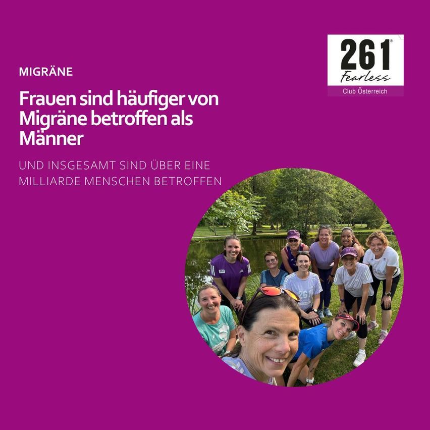 Ein Poster mit lila Hintergrund zeigt Text über Migräne und ein Gruppenfoto von Läuferinnen. Der Text lautet: 'Frauen sind häufiger von Migräne betroffen als Männer. Insgesamt sind über eine Milliarde Menschen betroffen.' Unten zeigt ein Kreis eine Gruppe lächelnder Läuferinnen in der Nähe eines Teichs.
