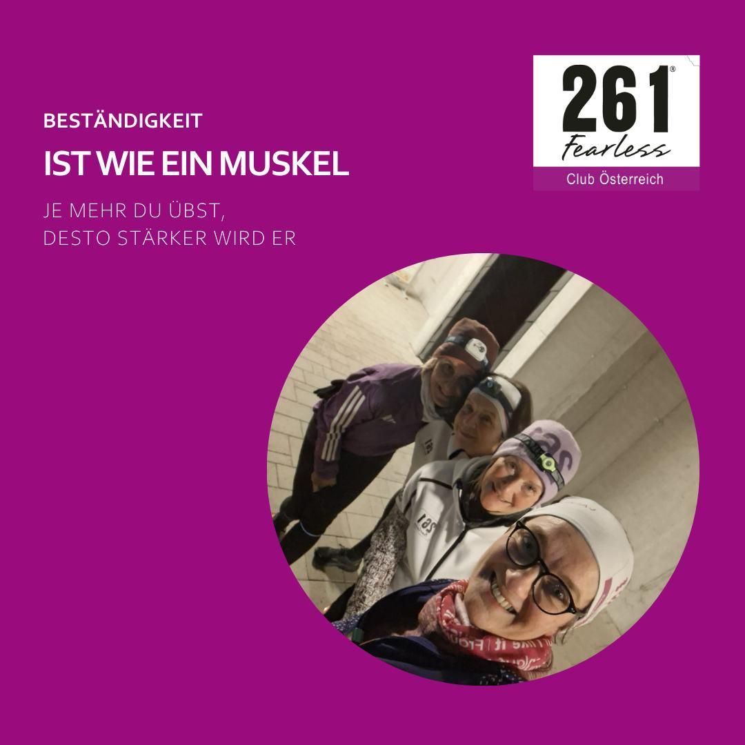 Poster auf lila Hintergrund mit dem Text 'Beständigkeit ist wie ein Muskel.' Darunter posieren vier lächelnde Personen für ein Foto.