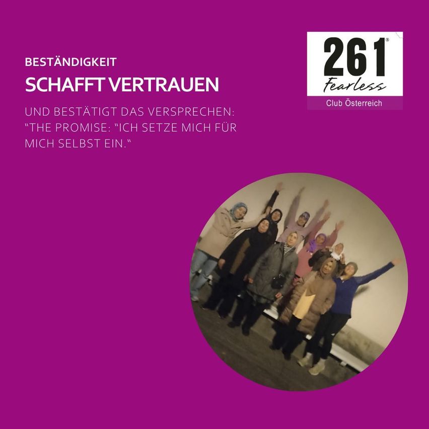 Das Bild zeigt eine Gruppe von Menschen vor einem lila Hintergrund. Sie haben die Hände erhoben und lächeln. Der Text sagt '261 Fearless Club Osterreich.' Sie scheinen zu feiern.