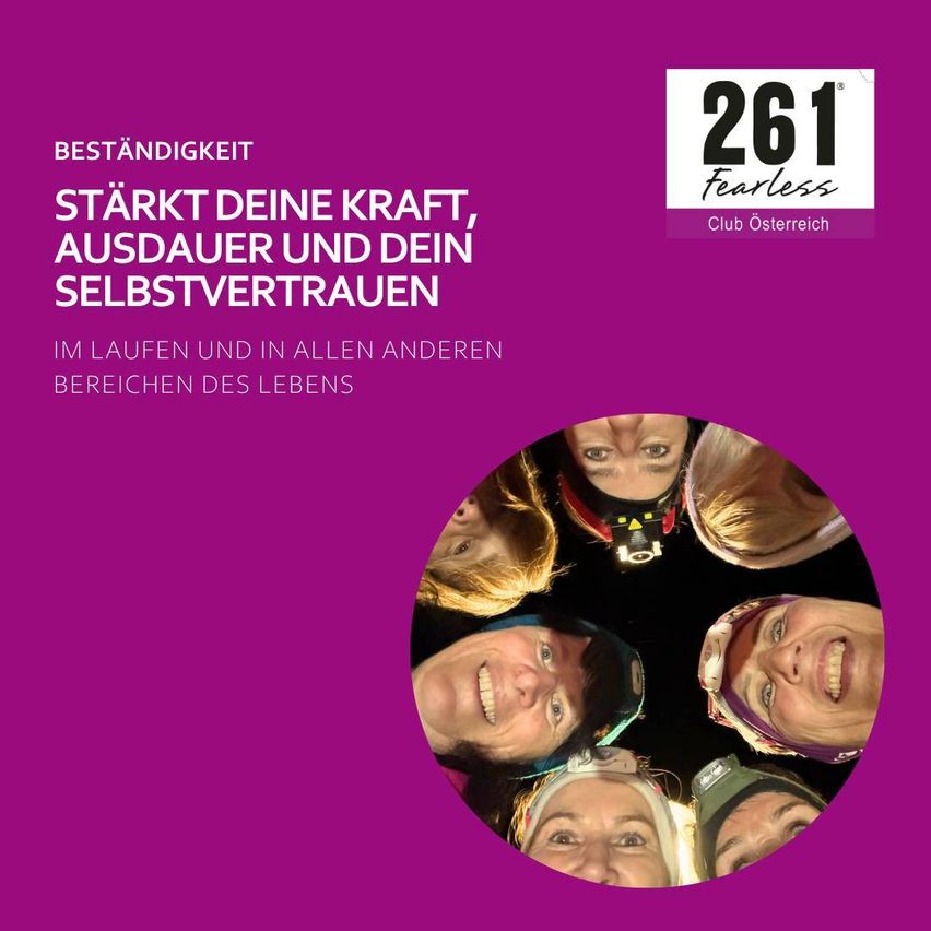 Ein Poster mit lila Hintergrund bewirbt '261 Fearless Club Osterreich' mit einem Foto von lächelnden Frauen. Der Text betont die Stärkung von Kraft, Ausdauer und Selbstvertrauen beim Laufen und im Leben.
