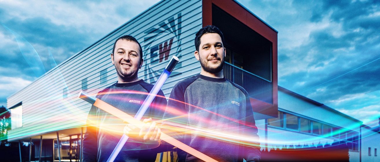 Bild enthält, Office Building, Face, Head, Person, Portrait, Light, Adult, Male, Man, People