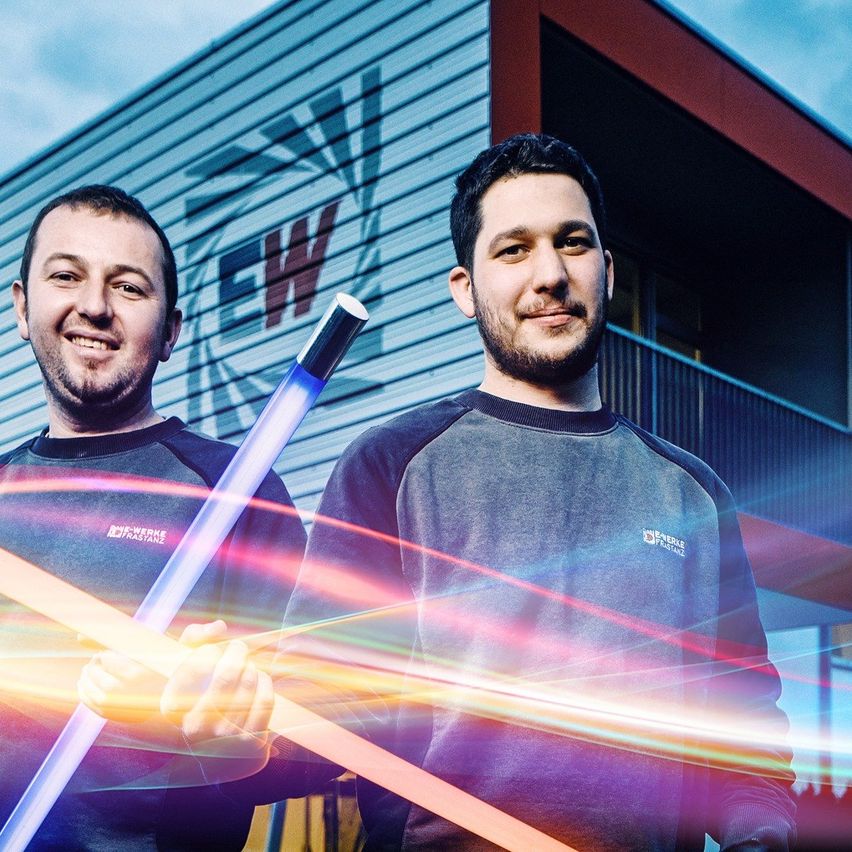 Bild enthält, Office Building, Face, Head, Person, Portrait, Light, Adult, Male, Man, People