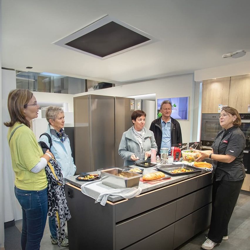 Bild enthält, Cafeteria, Indoors, People, Person, Adult, Male, Man, Buffet, Meal, Jeans