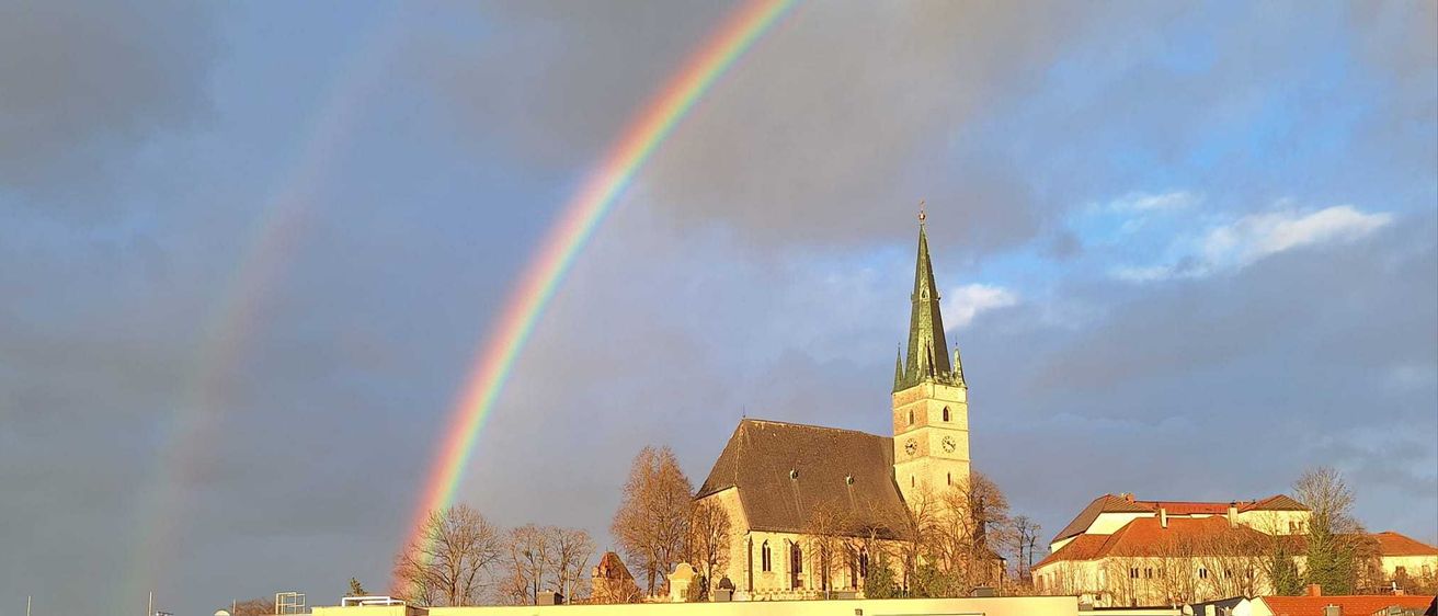 Bild enthält, Building, Spire, Nature, Outdoors, Sky, Rainbow, Bell Tower, Clock Tower, Neighborhood, Gothic Arch