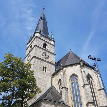 Bild enthält, Arch, Architecture, Gothic Arch, Building, Spire, Tower, Clock Tower