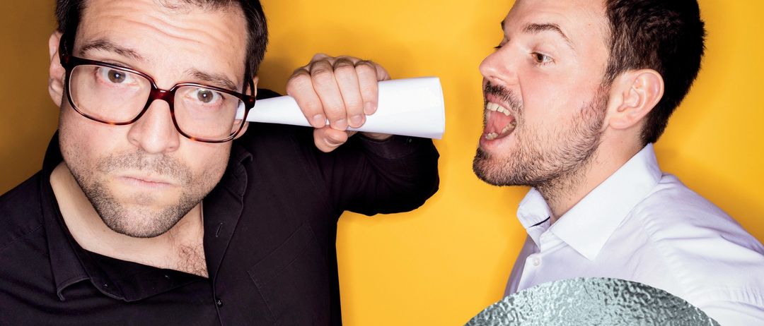 Zwei Männer vor gelbem Hintergrund, einer hält einen Papierbecher am Mund, der andere lacht. Oben sind die Worte 'Flo und Wisch' zu sehen. Es gibt ein kreisförmiges Ticket für eine Samstagsveranstaltung am 4. Oktober 2025 bei GH Schwanner.