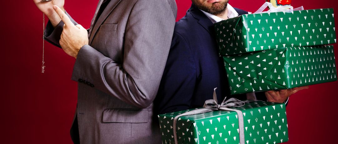 Bild enthält, Adult, Male, Man, Person, Clothing, Coat, Formal Wear, Suit, Face, Finger