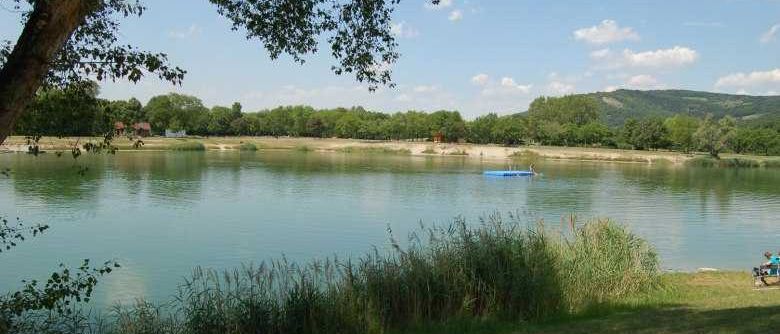 Bild enthält, Nature, Outdoors, Scenery, Pond, Water, Lake, Reservoir, Boat, Lakefront, Person