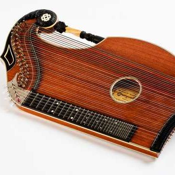 Bild enthält, Musical Instrument, Lute, Smoke Pipe, Harp