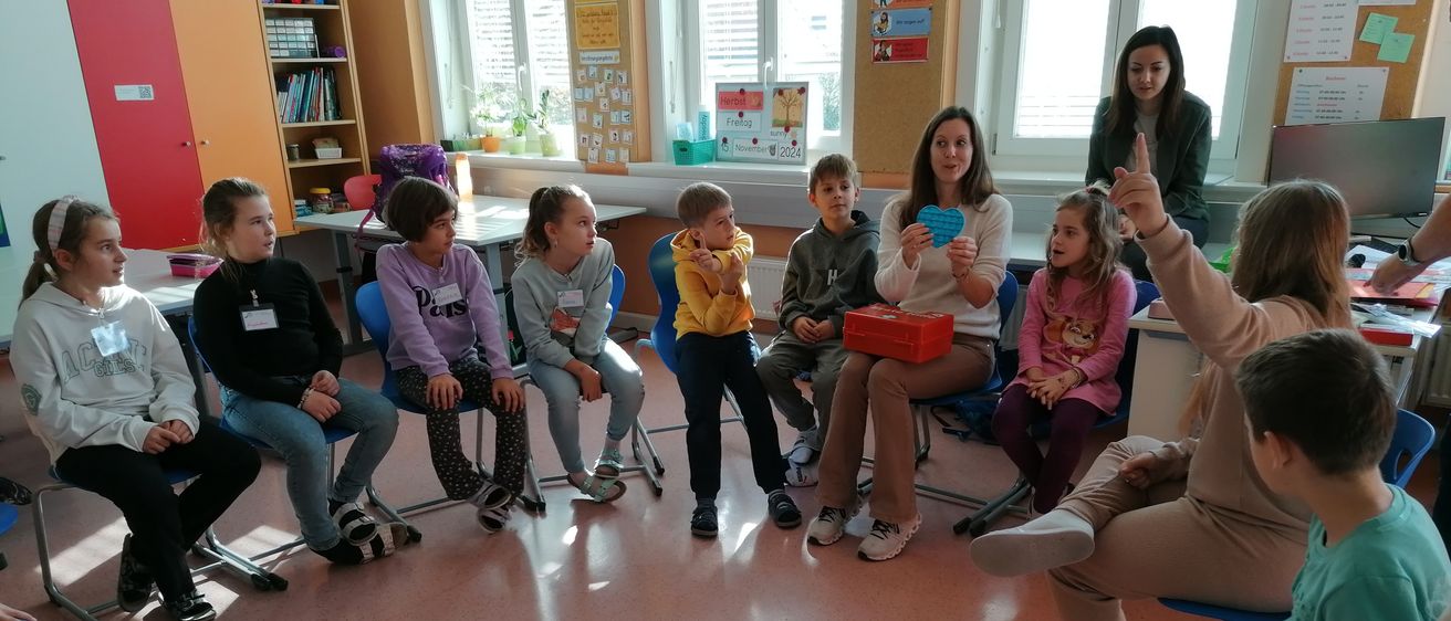 Bild enthält, School, Adult, Female, Person, Woman, Boy, Child, Male, People, Classroom