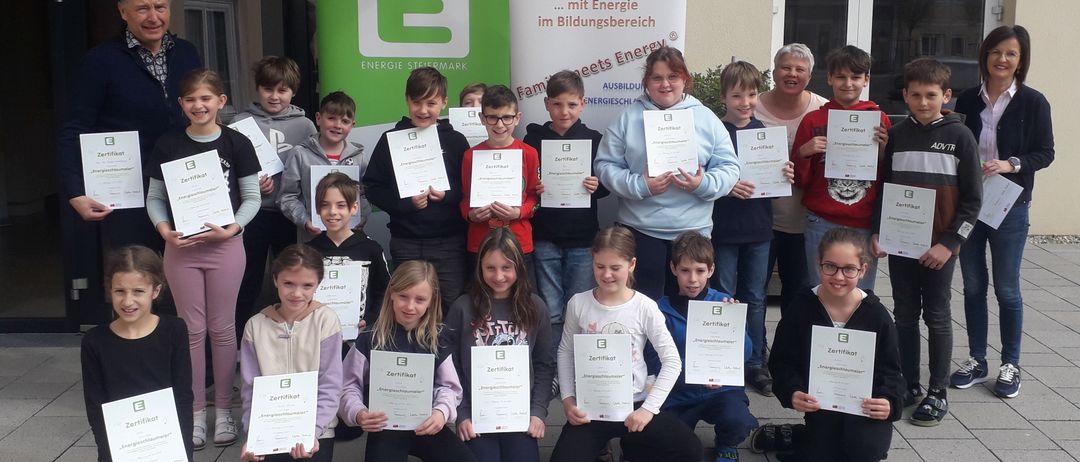 Bild enthält, People, Person, Poster, Female, Girl, Teen, Adult, Woman, Boy, Male