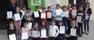 Bild enthält, People, Person, Poster, Female, Girl, Teen, Adult, Woman, Boy, Male